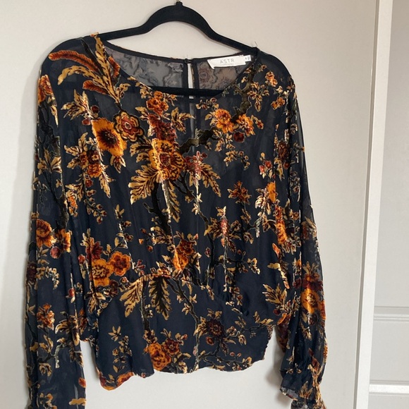 ASTR The Label Nora Floral Top - Picture 2 of 5